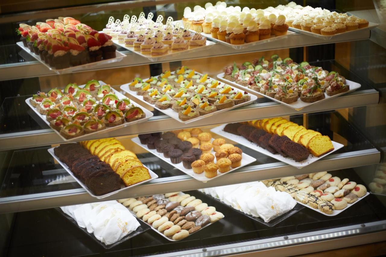 Dreams Sunny Beach Resort And Spa 外观 照片 A display of Italian pastries