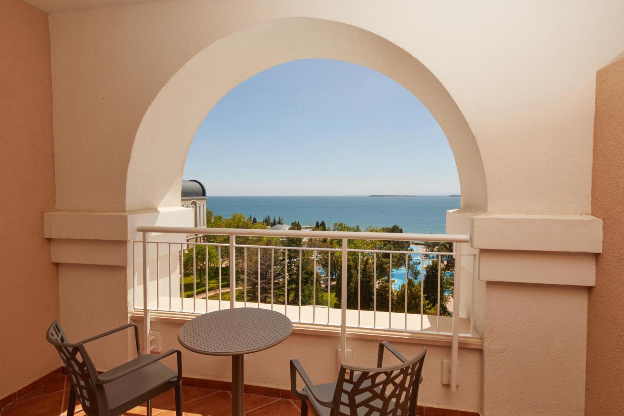 Dreams Sunny Beach Resort And Spa 客房 照片 A balcony at the hotel