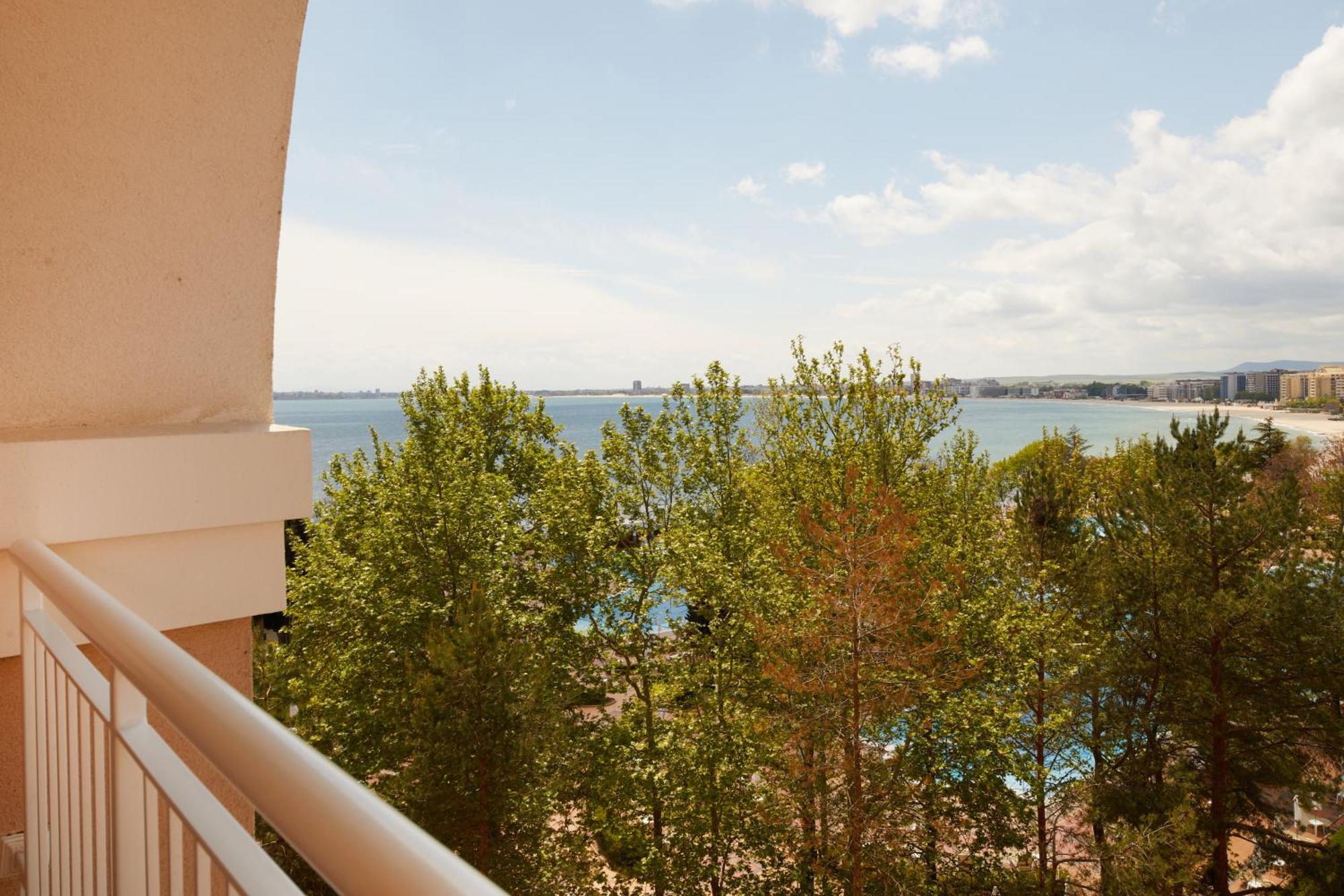 Dreams Sunny Beach Resort And Spa 客房 照片 View of the bay from a hotel
