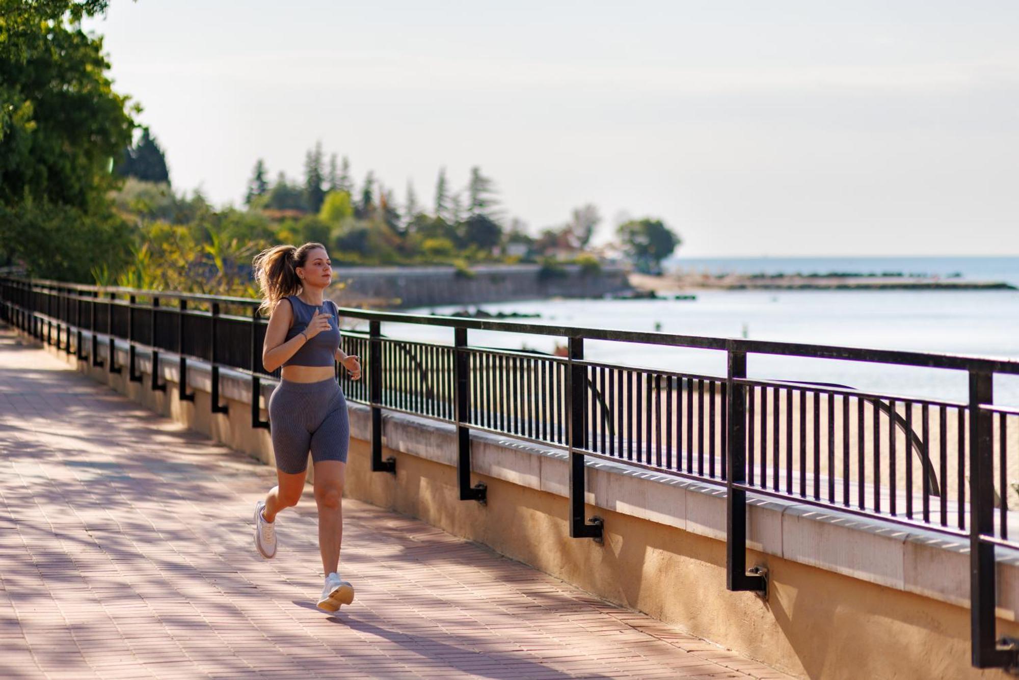 Dreams Sunny Beach Resort And Spa 外观 照片 A woman jogging along the Lake Michigan shoreline